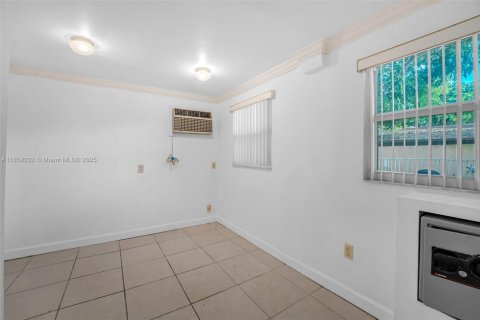 House in Miami, Florida 5 bedrooms, 208.75 sq.m. № 1887641 - photo 11