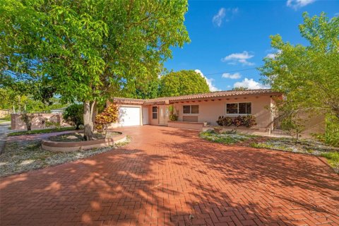 House in Miami, Florida 5 bedrooms, 208.75 sq.m. № 1887641 - photo 2