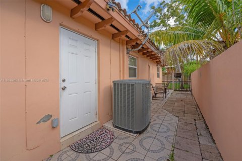 House in Miami, Florida 5 bedrooms, 208.75 sq.m. № 1887641 - photo 28