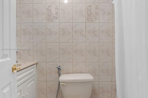 House in Miami, Florida 5 bedrooms, 208.75 sq.m. № 1887641 - photo 10