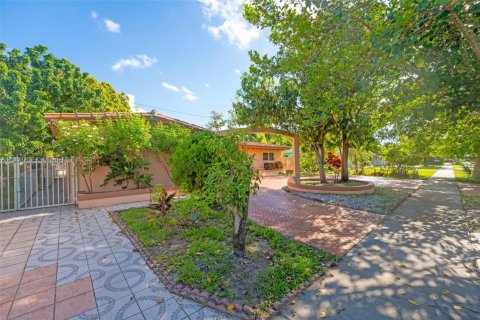 House in Miami, Florida 5 bedrooms, 208.75 sq.m. № 1887641 - photo 3