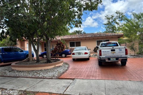 House in Miami, Florida 5 bedrooms, 208.75 sq.m. № 1887641 - photo 1