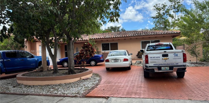 House in Miami, Florida 5 bedrooms, 208.75 sq.m. № 1887641