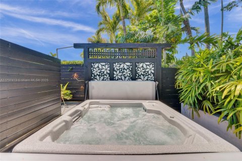Villa ou maison à vendre à Wilton Manors, Floride: 3 chambres, 207.08 m2 № 1977839 - photo 18