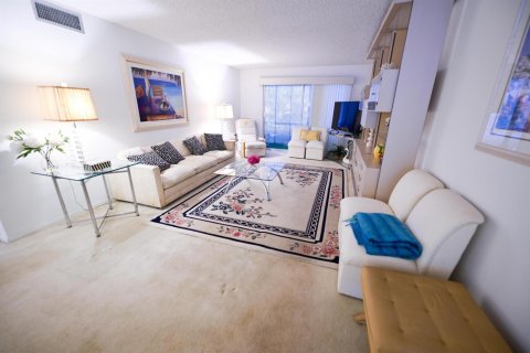 Condo in Coconut Creek, Florida, 2 bedrooms № 2146395 - photo 2