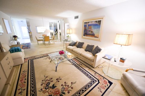 Condo in Coconut Creek, Florida, 2 bedrooms № 2146395 - photo 3
