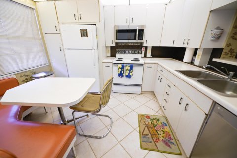 Condo in Coconut Creek, Florida, 2 bedrooms № 2146395 - photo 9