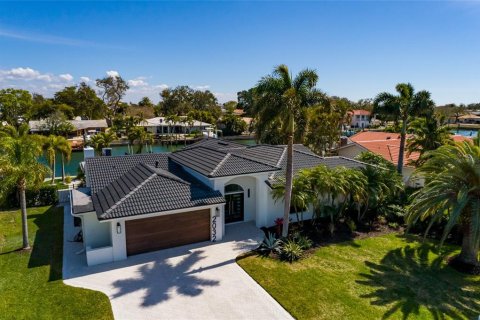 House in Saint Petersburg, Florida 5 bedrooms, 281.12 sq.m. № 2110507