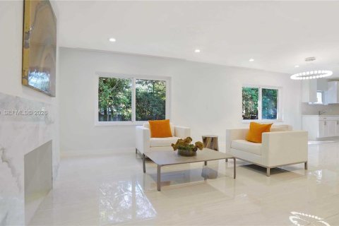 House in North Bay Village, Florida 3 bedrooms, 144.93 sq.m. № 2004155