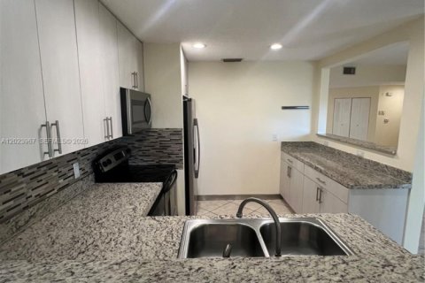 Townhouse in Weston, Florida 3 bedrooms, 152.73 sq.m. № 2086316 - photo 10
