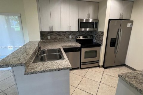 Townhouse in Weston, Florida 3 bedrooms, 152.73 sq.m. № 2086316 - photo 9