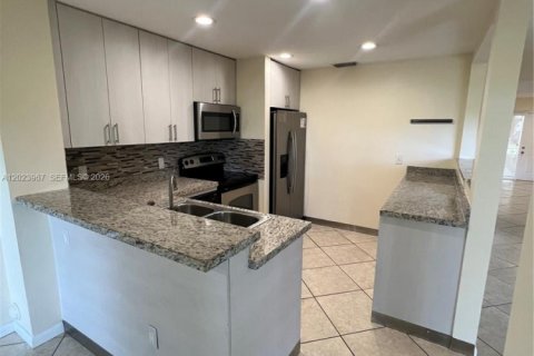 Townhouse in Weston, Florida 3 bedrooms, 152.73 sq.m. № 2086316 - photo 8