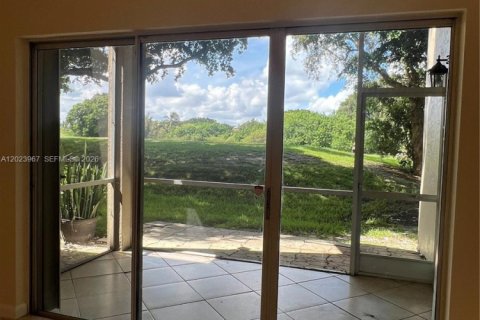 Townhouse in Weston, Florida 3 bedrooms, 152.73 sq.m. № 2086316 - photo 27