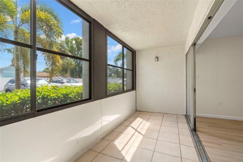 Condo in Seminole, Florida, 2 bedrooms  № 1734676 - photo 3