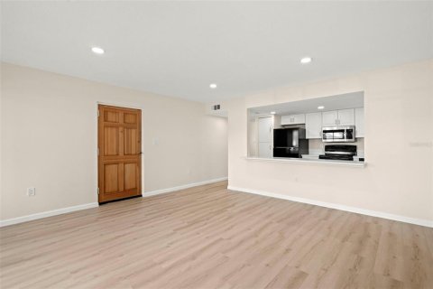 Condo in Seminole, Florida, 2 bedrooms  № 1734676 - photo 8