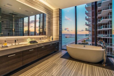 Condo in Sunny Isles Beach, Florida, 3 bedrooms  № 1937058 - photo 9