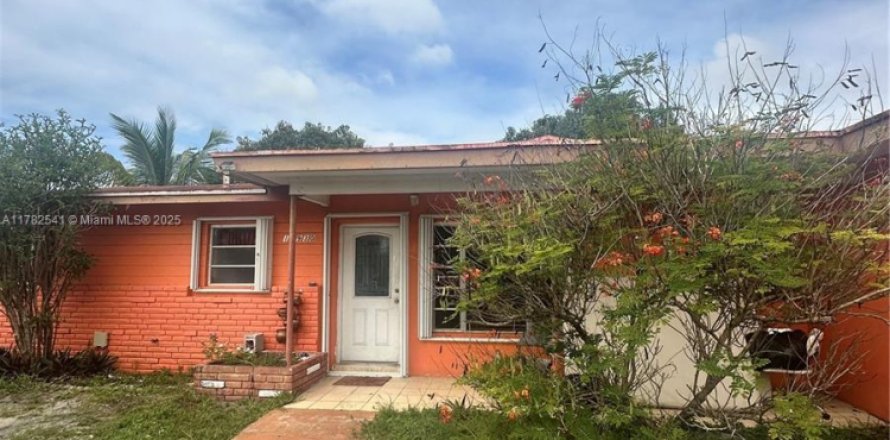 House in Miami Gardens, Florida 3 bedrooms, 148.55 sq.m. № 1868730