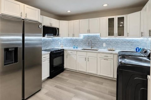 Townhouse in Palm Springs, Florida 2 bedrooms, 102.01 sq.m. № 2378728 - photo 11