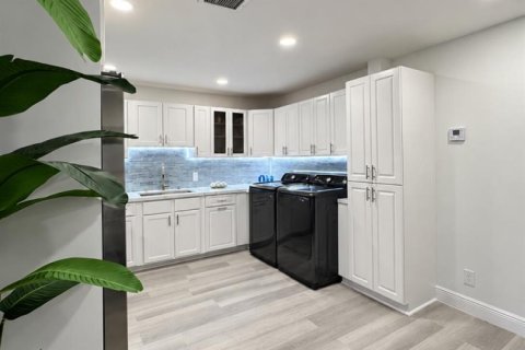 Townhouse in Palm Springs, Florida 2 bedrooms, 102.01 sq.m. № 2378728 - photo 4