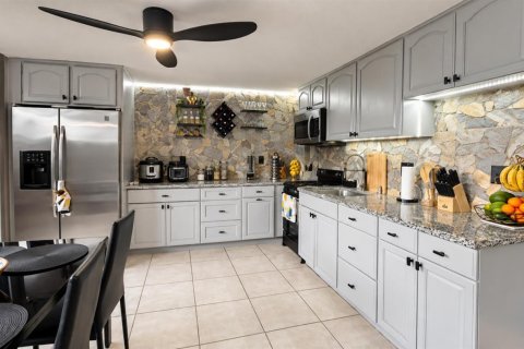 Townhouse in Palm Springs, Florida 2 bedrooms, 102.01 sq.m. № 2378728 - photo 24