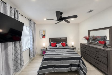 Townhouse in Palm Springs, Florida 2 bedrooms, 102.01 sq.m. № 2378728 - photo 13