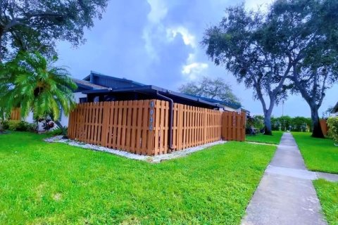 Townhouse in Palm Springs, Florida 2 bedrooms, 102.01 sq.m. № 2378728 - photo 30