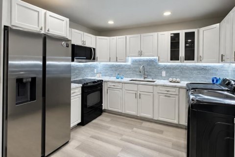 Townhouse in Palm Springs, Florida 2 bedrooms, 102.01 sq.m. № 2378728 - photo 5