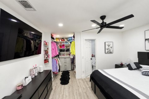 Townhouse in Palm Springs, Florida 2 bedrooms, 102.01 sq.m. № 2378728 - photo 18