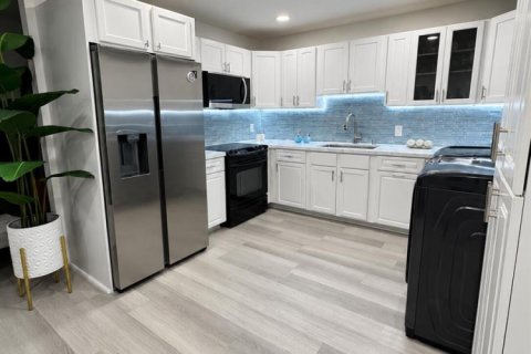Townhouse in Palm Springs, Florida 2 bedrooms, 102.01 sq.m. № 2378728 - photo 10