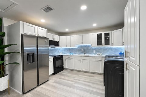 Townhouse in Palm Springs, Florida 2 bedrooms, 102.01 sq.m. № 2378728 - photo 9