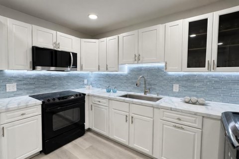 Townhouse in Palm Springs, Florida 2 bedrooms, 102.01 sq.m. № 2378728 - photo 8