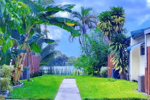 Townhouse in Palm Springs, Florida 2 bedrooms, 102.01 sq.m. № 2378728 - photo 28