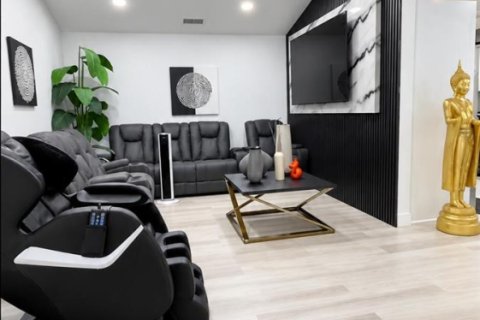 Townhouse in Palm Springs, Florida 2 bedrooms, 102.01 sq.m. № 2378728