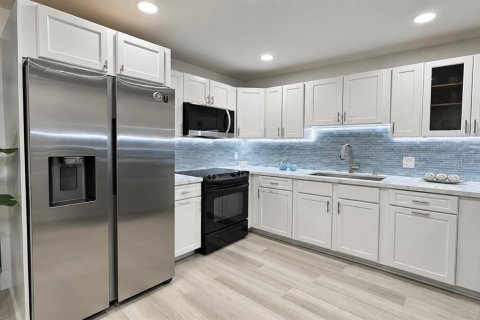 Townhouse in Palm Springs, Florida 2 bedrooms, 102.01 sq.m. № 2378728 - photo 3