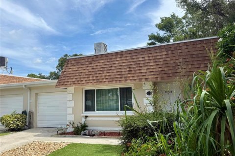 Купить кондоминиум в Пинеллас-Парк, Флорида 7 комнат, 83.8м2, № 1909436 - фото 1