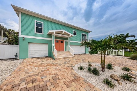Casa en alquiler en Redington Beach, Florida, 3 dormitorios, 164.62 m2 № 1906739 - foto 1