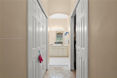 House in Miami, Florida 4 bedrooms, 170.38 sq.m. № 1948511 - photo 13