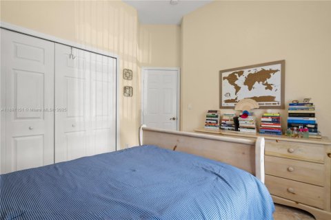 House in Miami, Florida 4 bedrooms, 170.38 sq.m. № 1948511 - photo 19