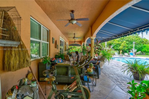 House in Miami, Florida 4 bedrooms, 170.38 sq.m. № 1948511 - photo 23