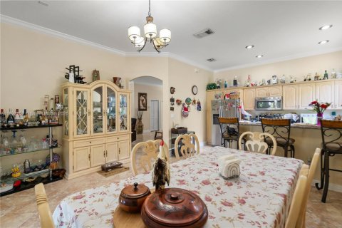 House in Miami, Florida 4 bedrooms, 170.38 sq.m. № 1948511 - photo 9