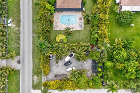 House in Miami, Florida 4 bedrooms, 170.38 sq.m. № 1948511 - photo 28