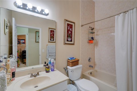 House in Miami, Florida 4 bedrooms, 170.38 sq.m. № 1948511 - photo 17