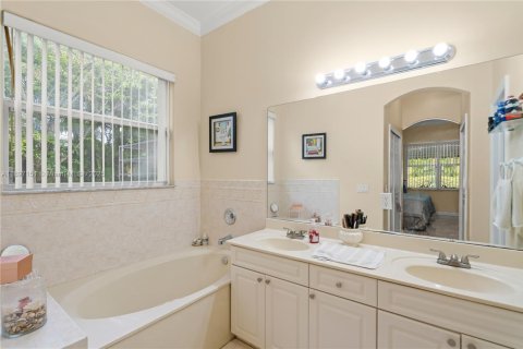 House in Miami, Florida 4 bedrooms, 170.38 sq.m. № 1948511 - photo 14