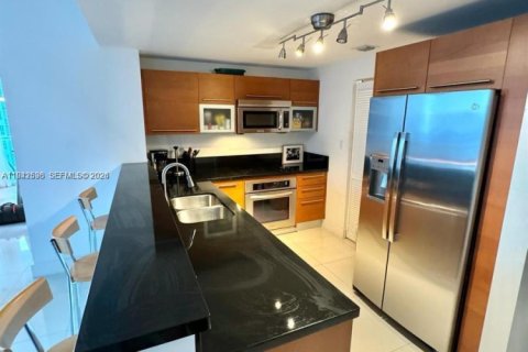 Condo in Miami, Florida, 2 bedrooms  № 2000003 - photo 4