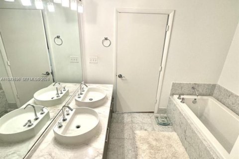 Condo in Miami, Florida, 2 bedrooms  № 2000003 - photo 11