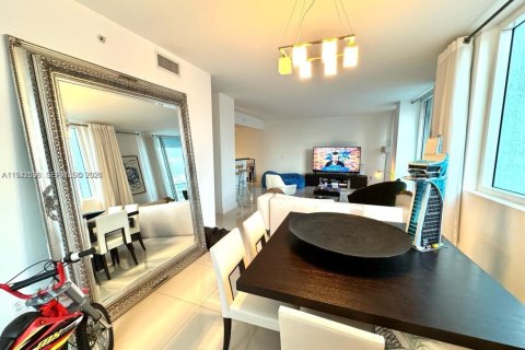 Condo in Miami, Florida, 2 bedrooms  № 2000003 - photo 6