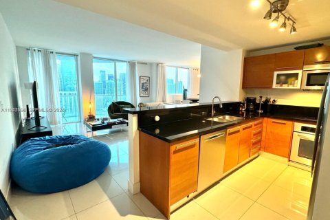 Condo in Miami, Florida, 2 bedrooms  № 2000003 - photo 3