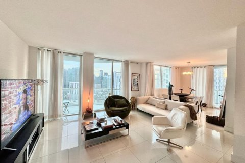 Condo in Miami, Florida, 2 bedrooms  № 2000003 - photo 2