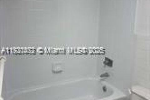 Condominio en alquiler en West Palm Beach, Florida, 1 dormitorio, 65.4 m2 № 1975617 - foto 11