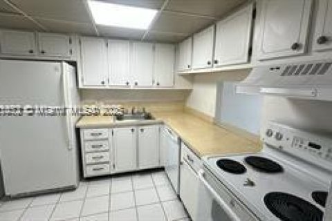 Condominio en West Palm Beach, Florida, 1 dormitorio  № 1975617